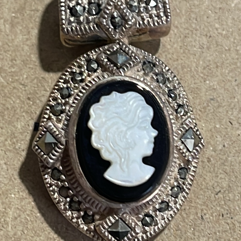 Gorgeous Vintage silver marcasite onix, and pearl pendant